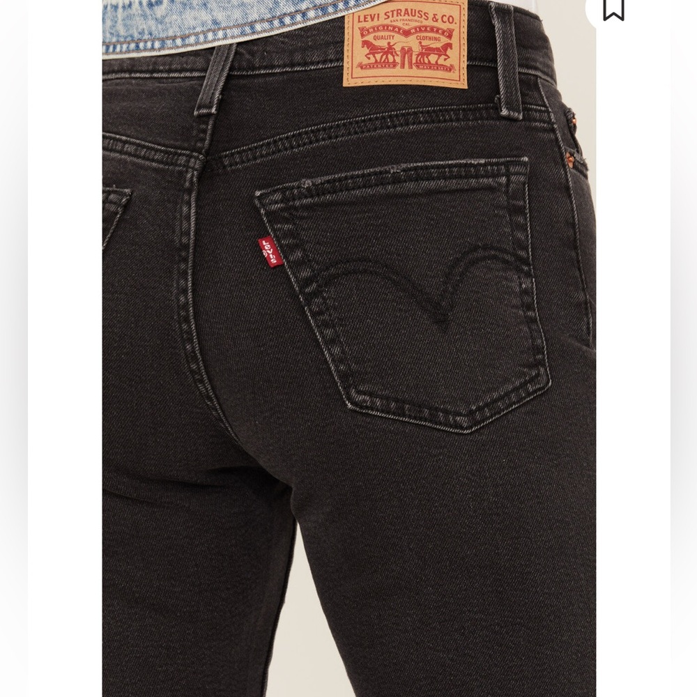 Levi’s Wedgie Straight Women’s Jeans in color Cut and Dry - Washed Black - Picture 4 of 10